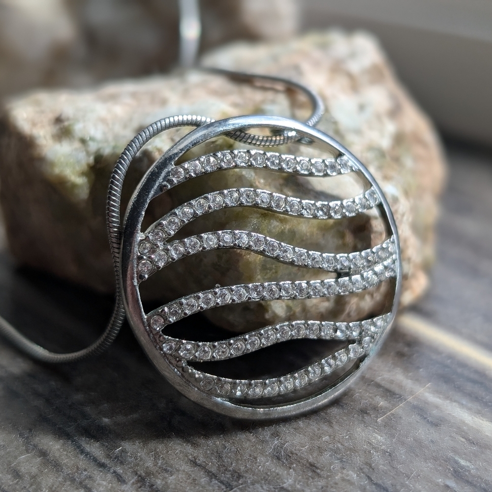 Necklace with simulated diamonds